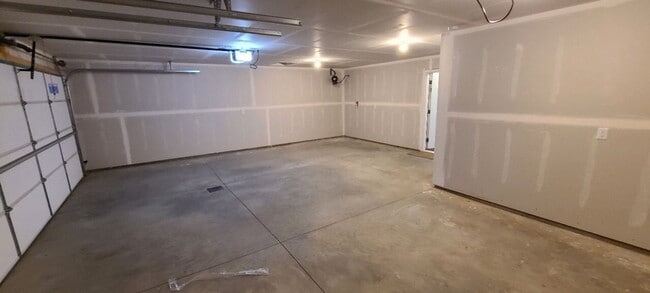 Building Photo - TWIN HOME IN SOUTH BISMARCK W/ HUGE 3 STAL...