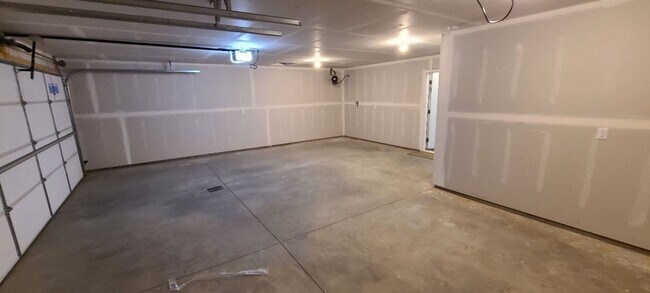 Foto del edificio - TWIN HOME IN SOUTH BISMARCK W/ HUGE 3 STALL GARAGE!