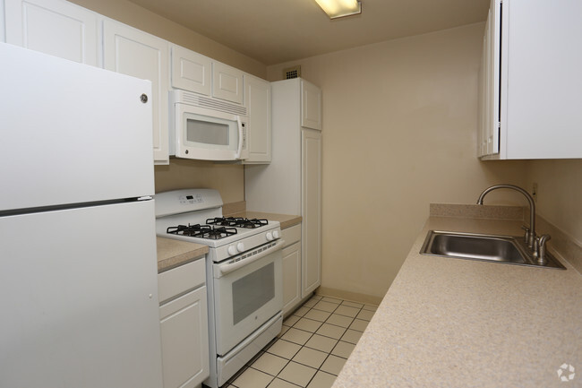 Basic original kitchen - Regency Tower