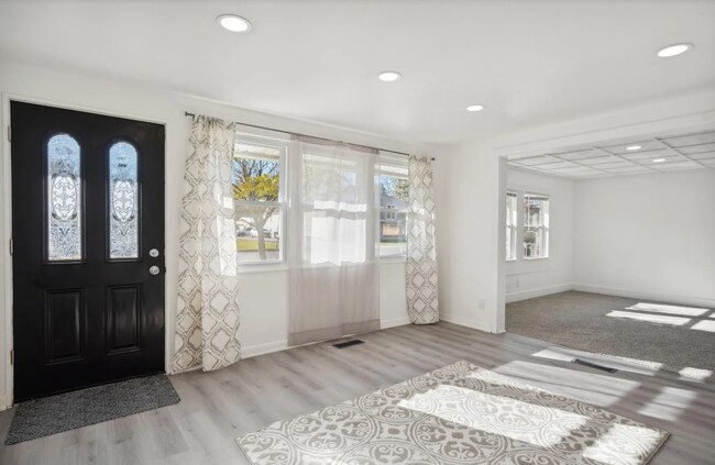 Building Photo - 431 W Coolspring Ave