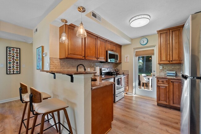 Building Photo - Charming 3Bed 2bath Nestled in the heart o...