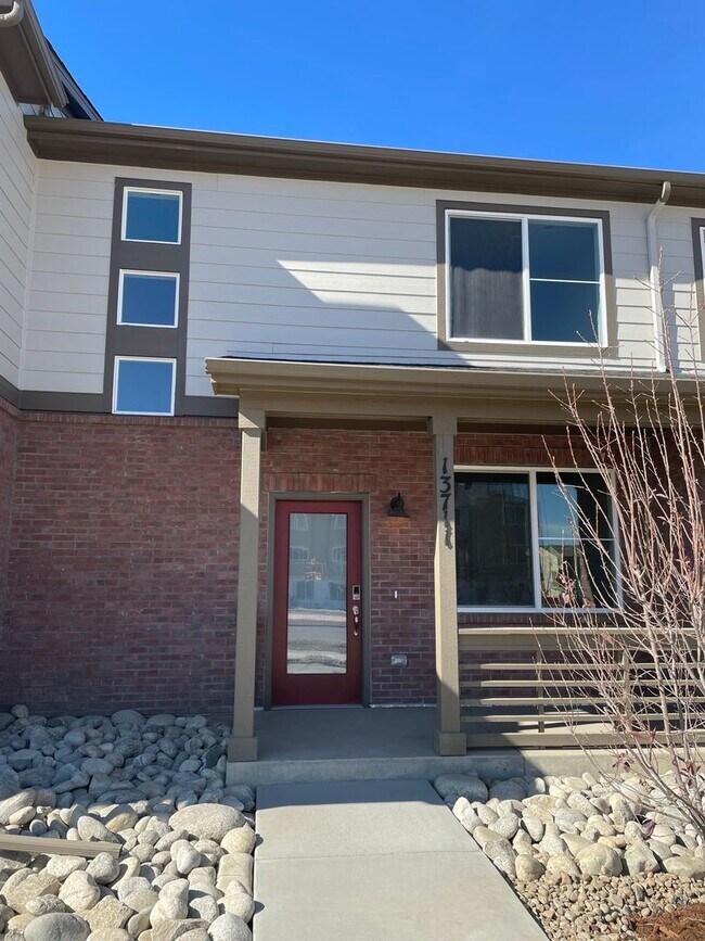 Foto del edificio - Updated 3 Bedroom Townhome Available July