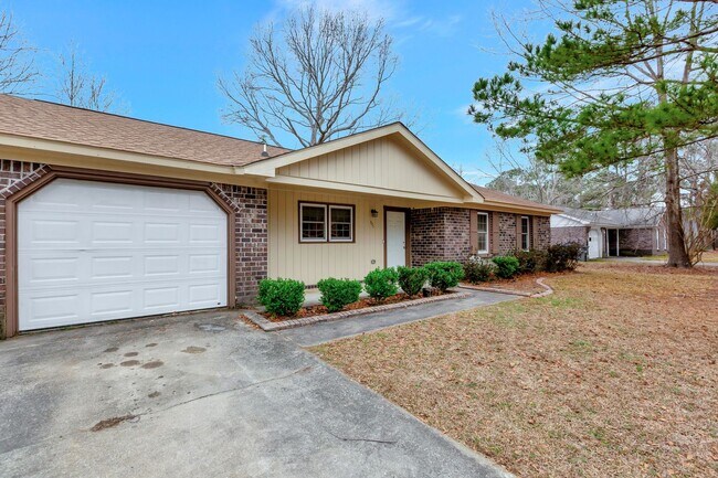 Foto del edificio - Charming 3-bed, 2-bath home with a spaciou...