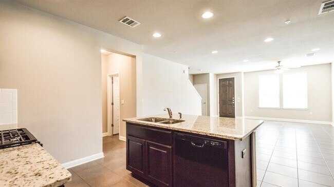 Foto del edificio - 13800 Lyndhurst St