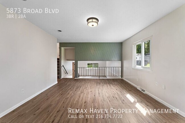 Foto del edificio - 5873 Broad Blvd, North Ridgeville- Spaciou...