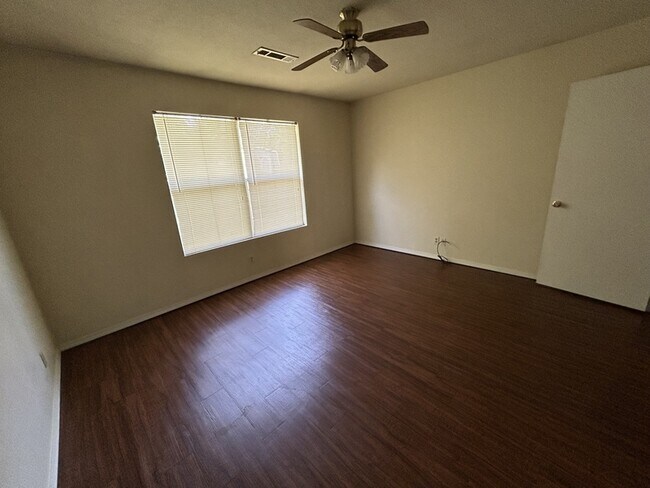 Foto del edificio - 481 Village Ln