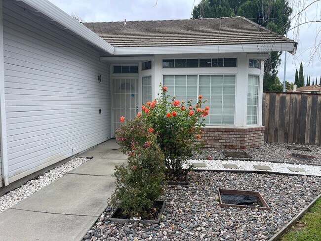 Foto del edificio - 3br/2ba Home on corner lot