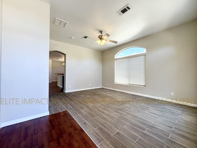 Foto del edificio - 4247 E White Water Dr