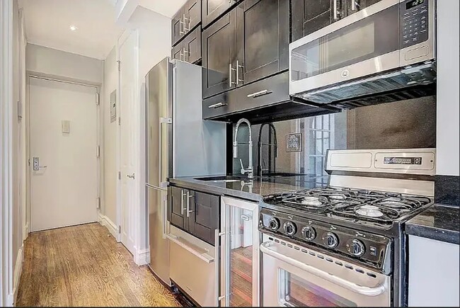 Building Photo - 724 Tenth Avenue