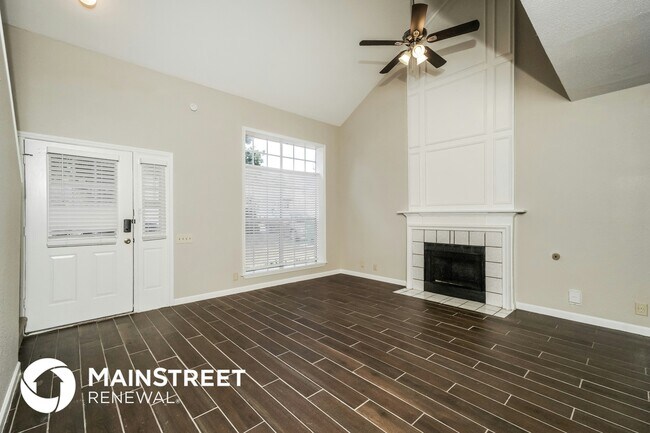 Foto del edificio - 8643 Silent Oaks