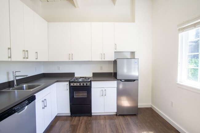 Building Photo - Bright 2nd Floor Corner Studio w/Modern Ap...