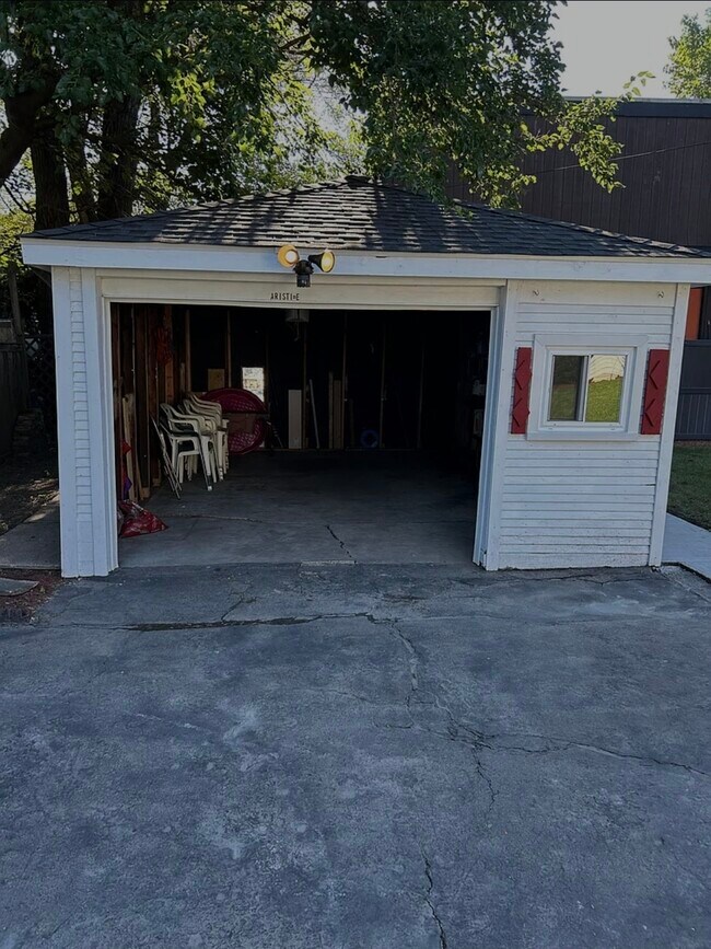 Building Photo - 905 Grey Ave