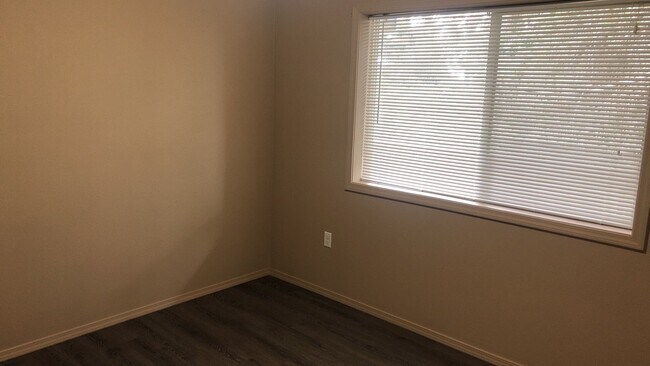 Foto del edificio - 221-223-223 NW Sunrise Dr