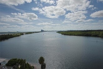 Building Photo - 500 Bayview Dr