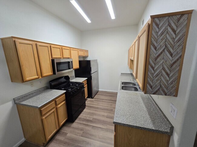 Foto del edificio - Spacious 3 bedroom 2 bath upgraded condo