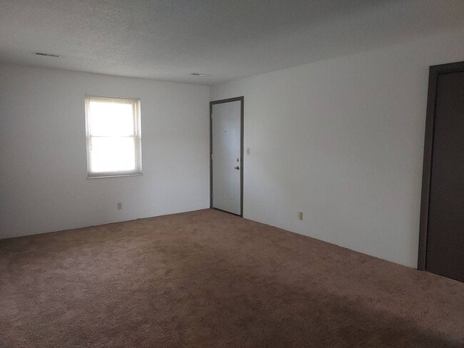 Building Photo - 522 Boxwood Dr