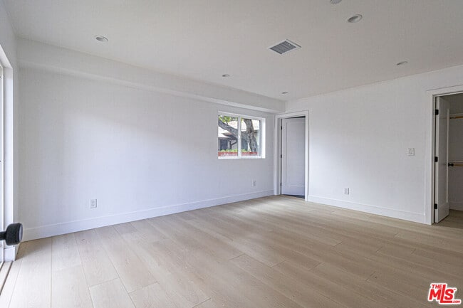 Foto del edificio - 11810 Gilmore St