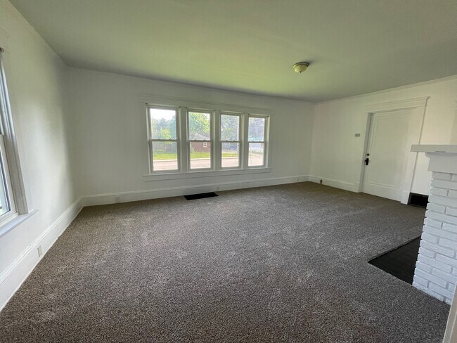 Living - 593 Maple St