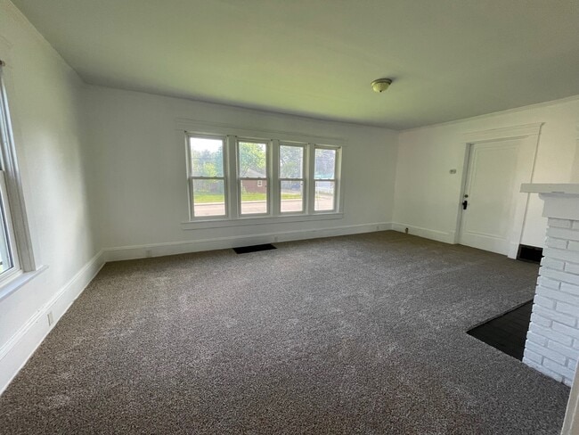Living - 593 Maple St