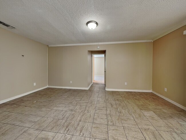 Building Photo - Comfort and Charm!