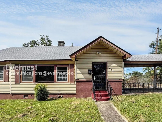 Building Photo - 1932 Portage Ave