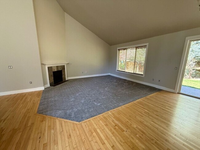 Building Photo - Stunning Home in Sisters w/new Paint and C...