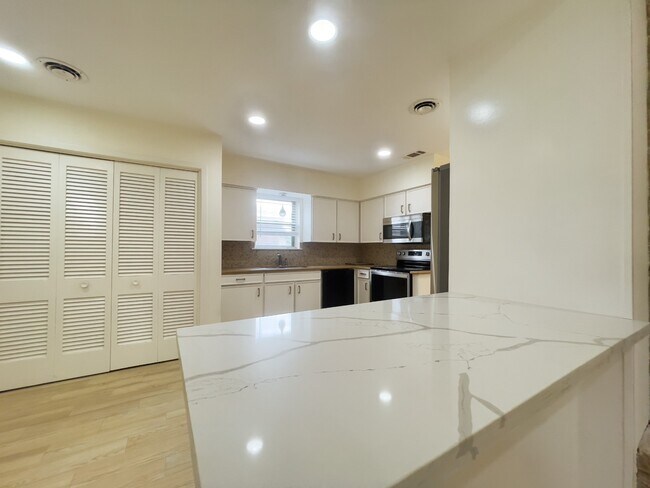 Foto del edificio - 7710 Romney Rd