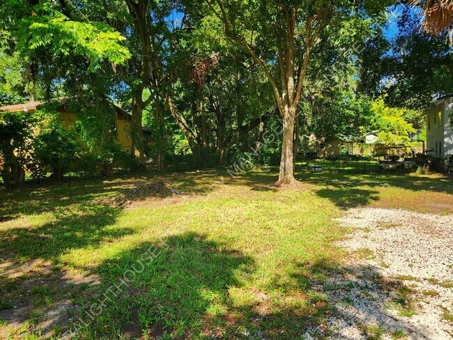 Foto del edificio - Charming 2 Bedroom Home With Sunroom And Storage