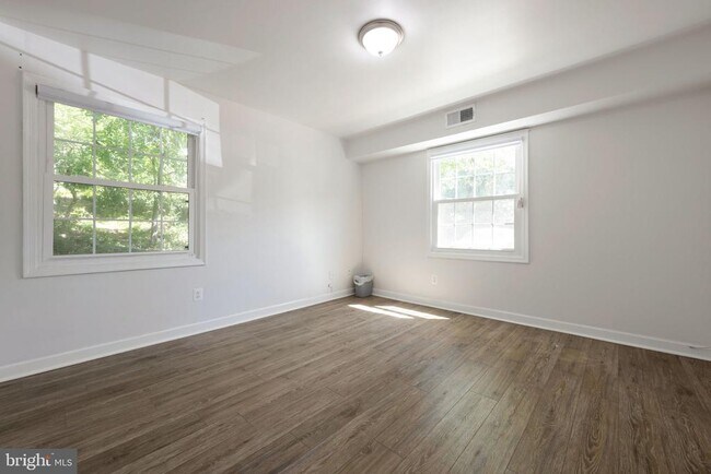 Foto del edificio - 5904 Bayshire Rd