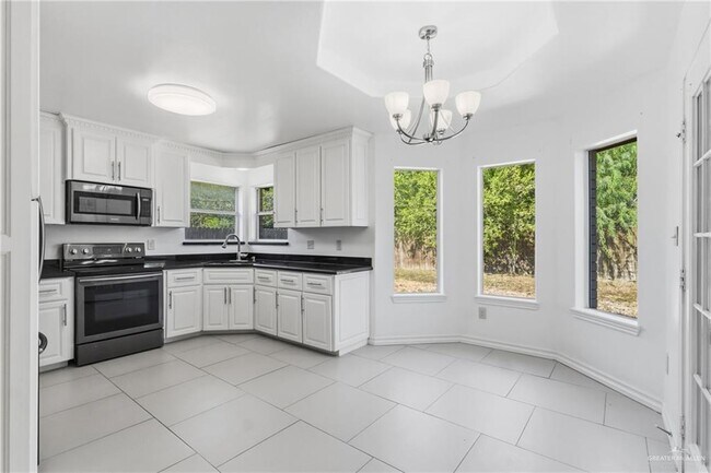 Foto del edificio - 555 Greystone Cir