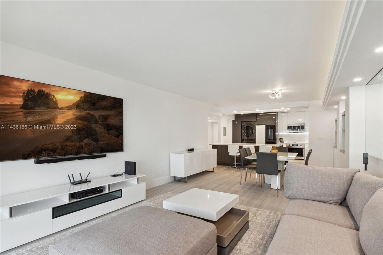 Foto principal - 8877 Collins Ave