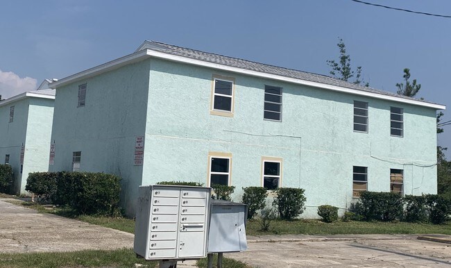 Building Photo - 168 N Comet Ave