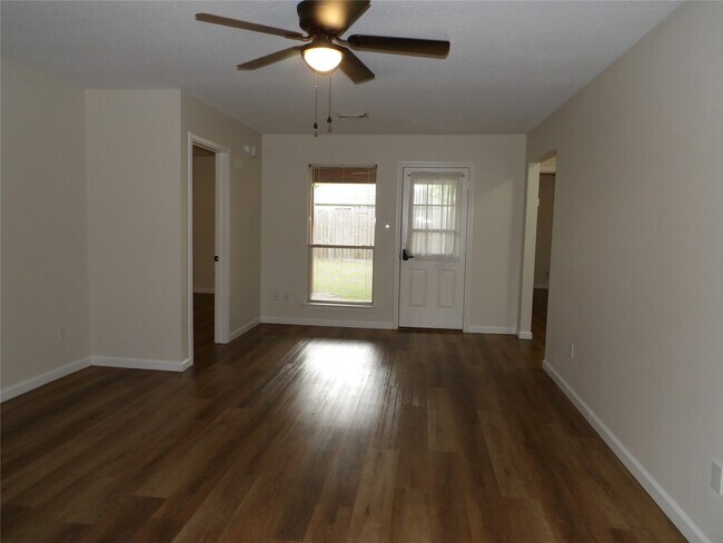 Foto del edificio - 5917 Red River Dr