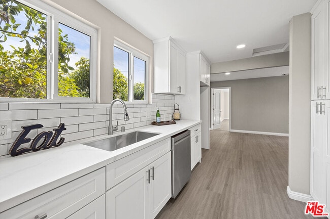 Building Photo - 1212 W 92nd St