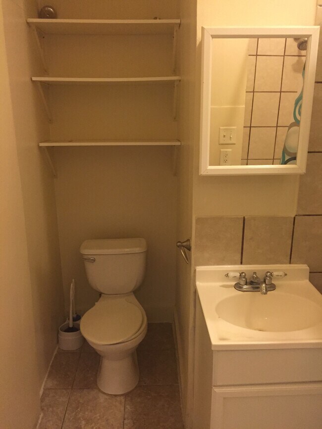 Baño - 357 College Ave