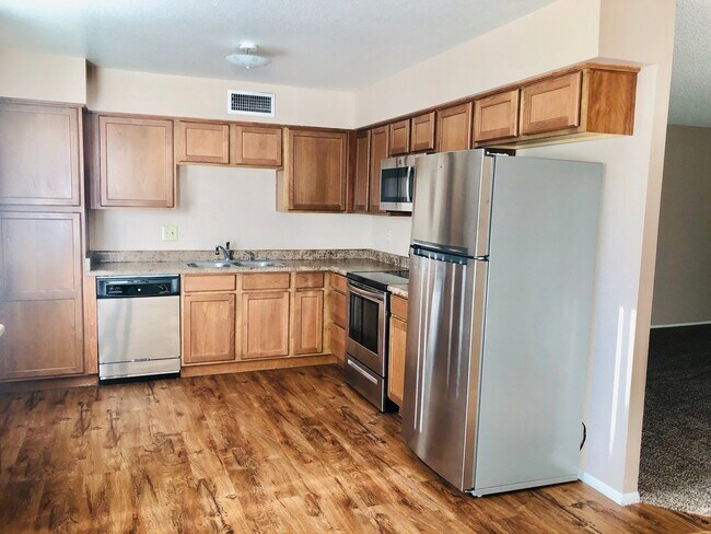 Foto del edificio - **AVAILABLE NOW** COME CHECK OUT THIS ADOR...