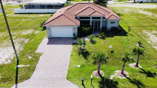 Foto del edificio - 1324 Old Burnt Store Rd N