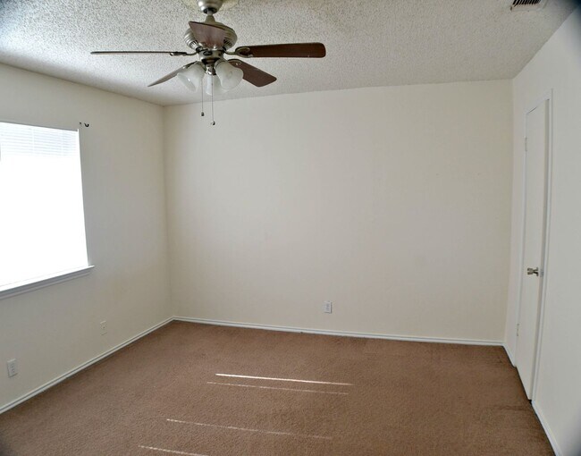 Building Photo - 2 Bedroom 1 Bath 1 car garage Duplex in De...