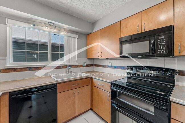 Building Photo - Fantastic Townhome with 1-Car Attached Gar...
