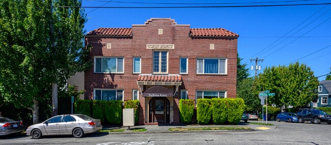 Building Photo - DeSoto Arms - Studio + extra room