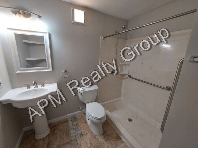 Foto del edificio - One bedroom in quiet Rosewood