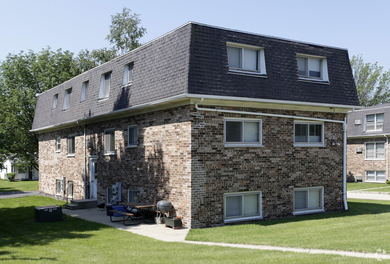 2213 Fairland Dr, Sycamore, IL 60178 2213 Fairland Dr Sycamore, IL