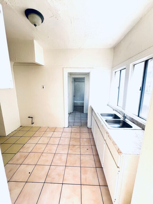 Building Photo - MATHEWS Properties 18 LLC