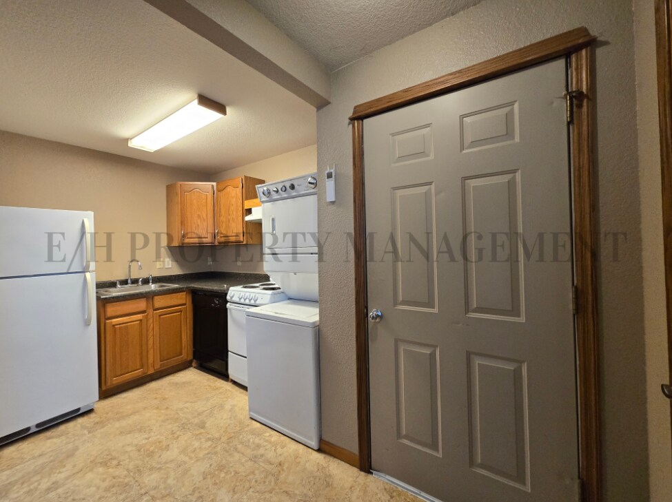Primary Photo - 609 N Andover Rd
