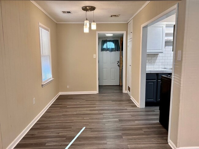 Foto del edificio - Remodeled Home In Patrick Henry/Edison School District!