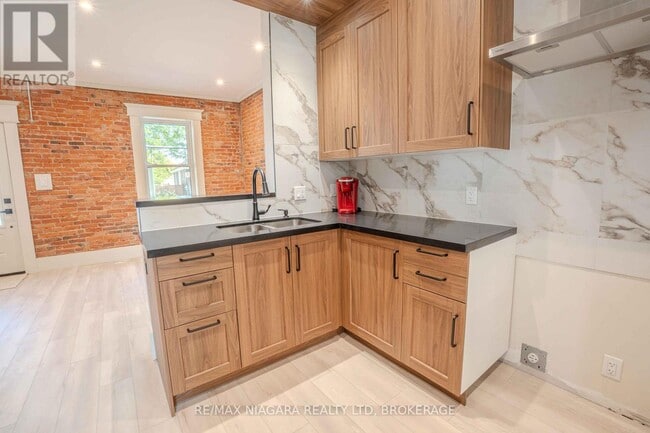 Building Photo - 6 Almond St