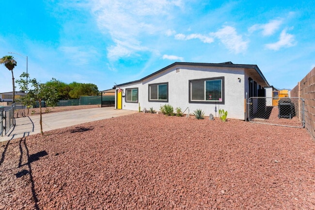 Building Photo - 2 Bedroom 1 bath Single Story Home on Large Lot with Solar and Water Purification