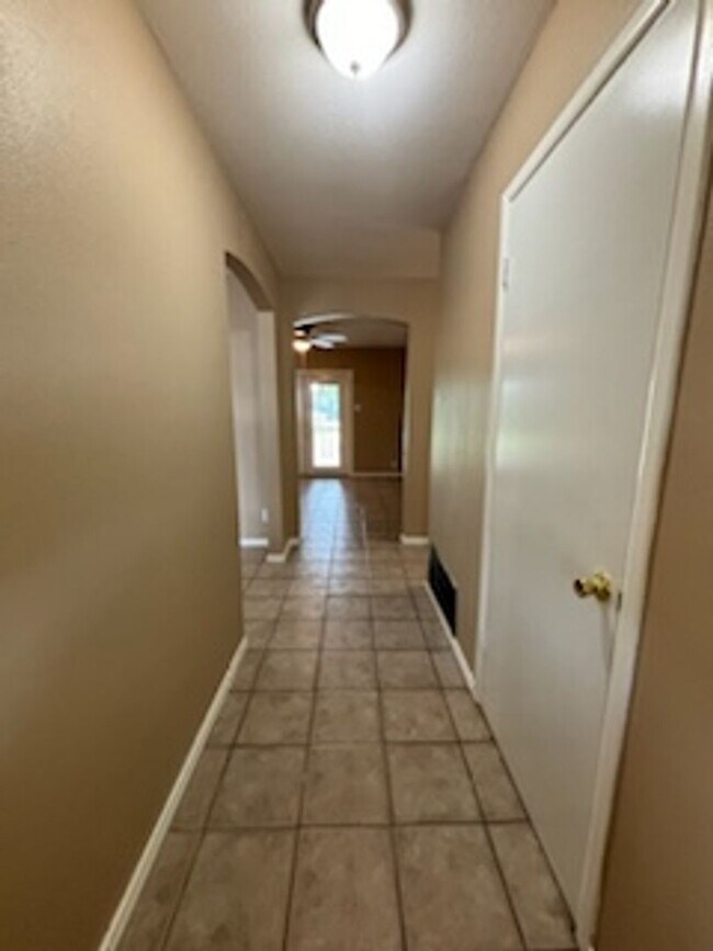 Building Photo - Inside loop 410/ Single story