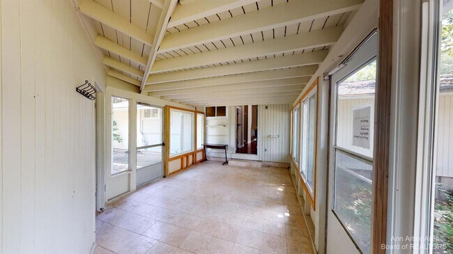 Building Photo - 221 Barton Dr