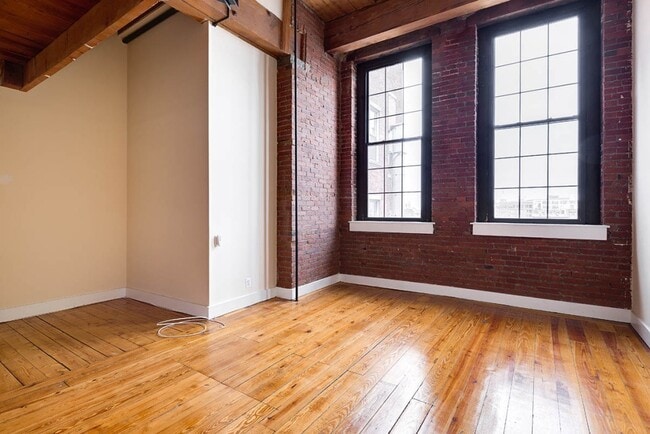 Building Photo - Spacious 1 Bedroom Loft Available 6/1